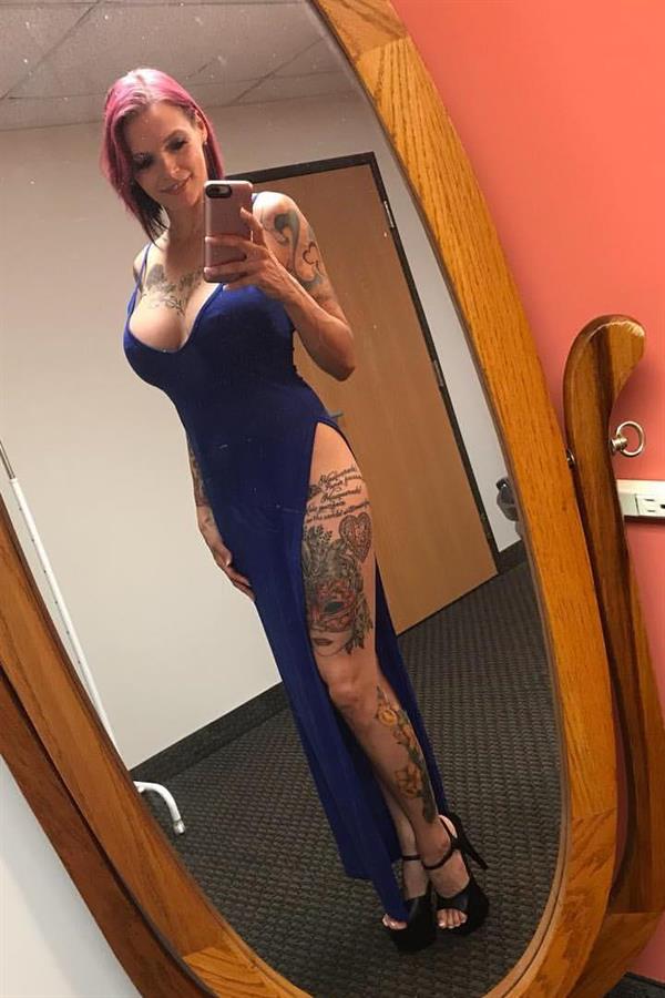 Anna Bell Peaks taking a selfie