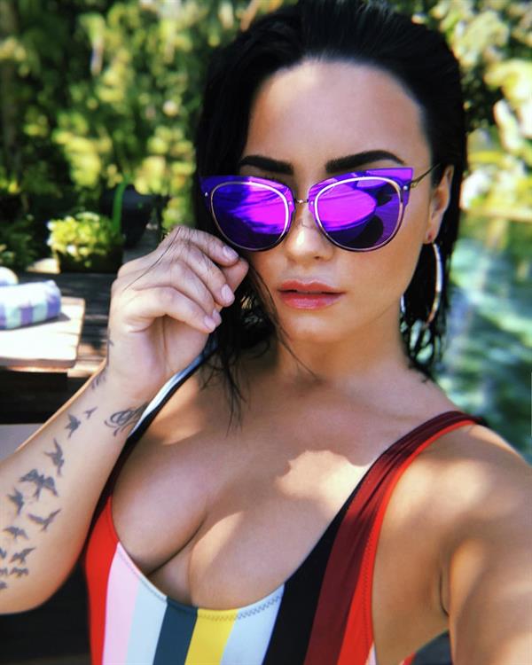 Demi Lovato taking a selfie