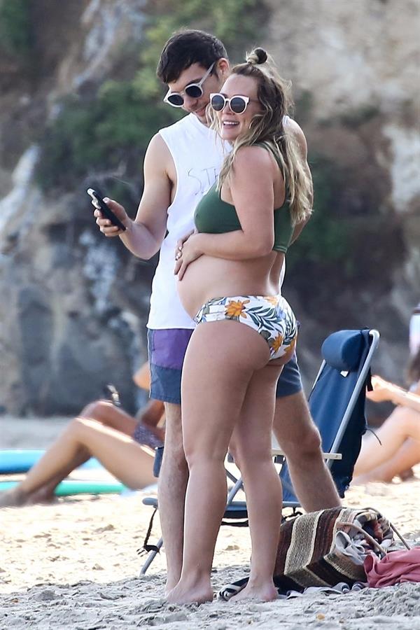 Hilary Duff pregnant in a bikini