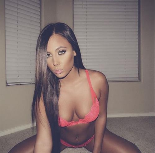 Gianna Nicole in lingerie taking a selfie