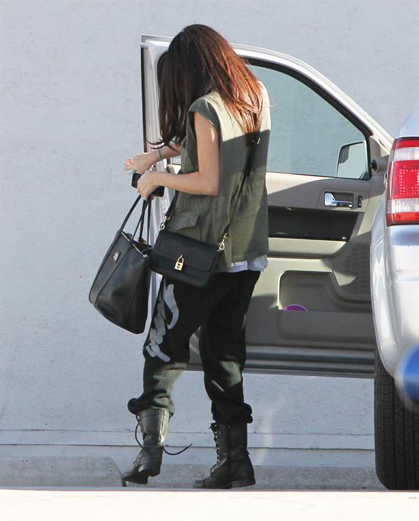 Selena Gomez - Hits the studio in black sweatpants in Los Angeles (11.05.2013) 
