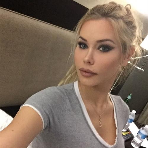 Kennedy Summers taking a selfie