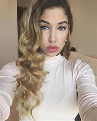 Yasmine Alice taking a selfie