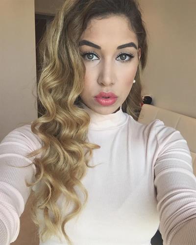 Yasmine Alice taking a selfie