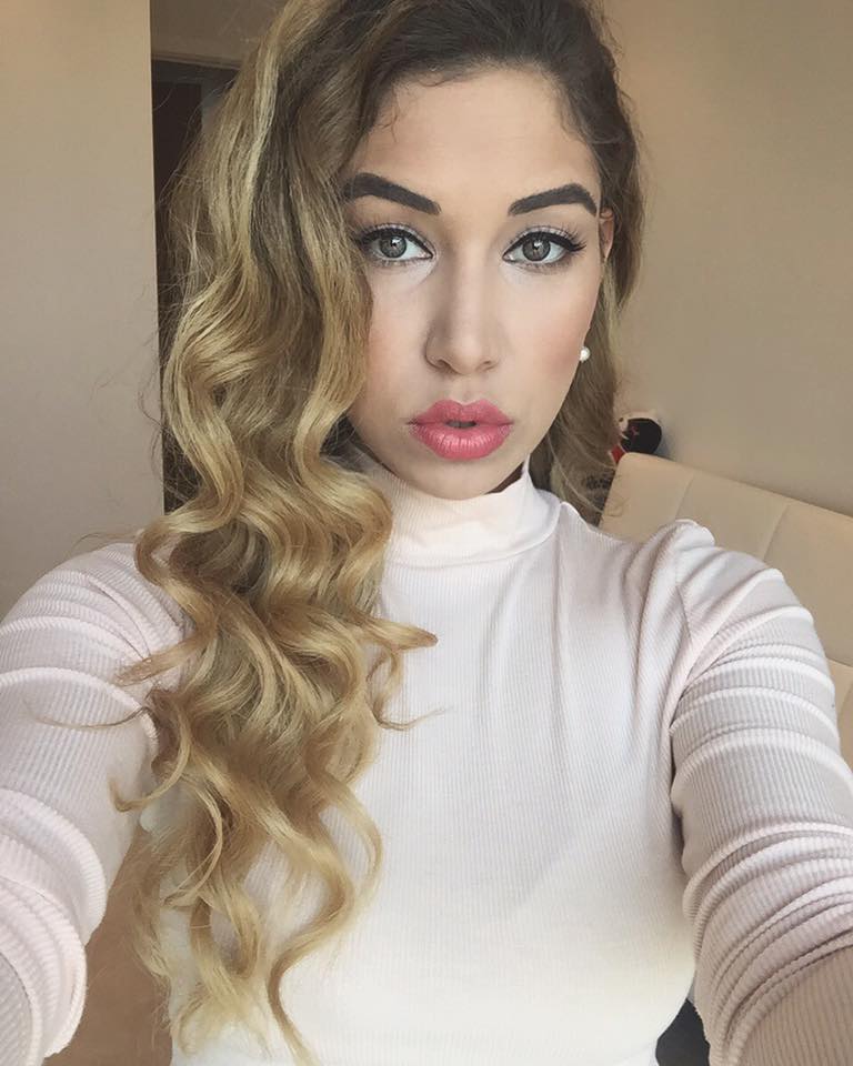 Yasmine Alice taking a selfie