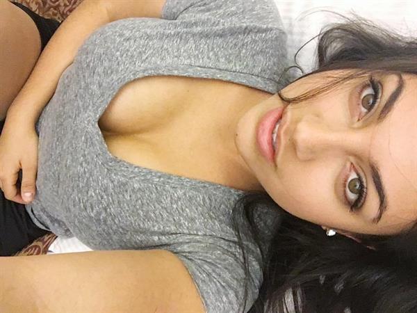 Liza Del Sierra taking a selfie