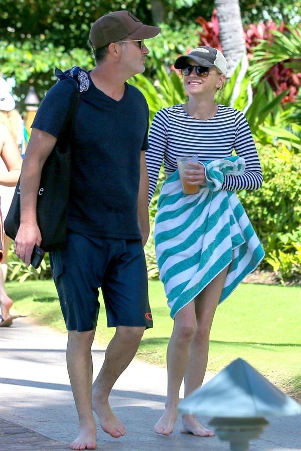 Anna Faris on the beach in Hawaii on 11/24/2018