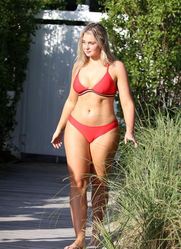 Iskra Lawrence in a swimsuit on Miami beach doing a photoshoot for Aerie on 11/26/2018