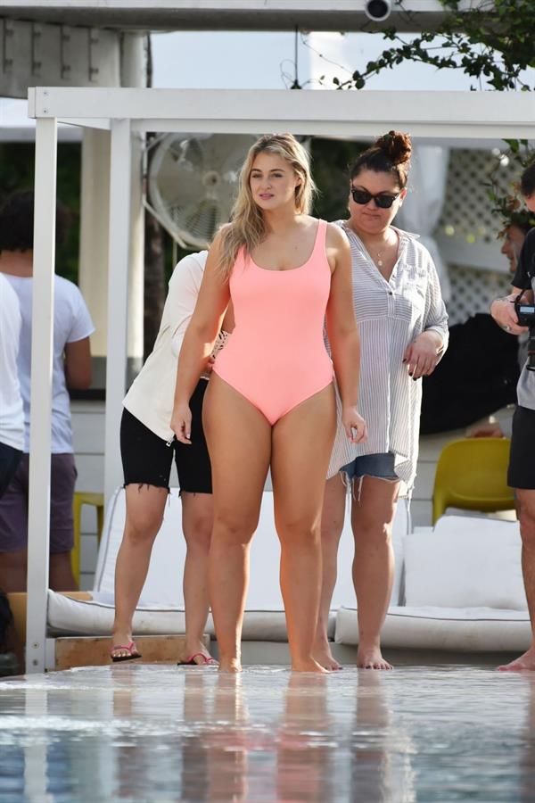 Iskra Lawrence in a swimsuit on Miami beach doing a photoshoot for Aerie on 11/26/2018