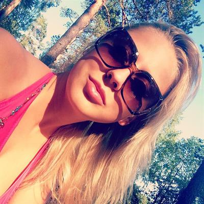 Mandy Dee taking a selfie