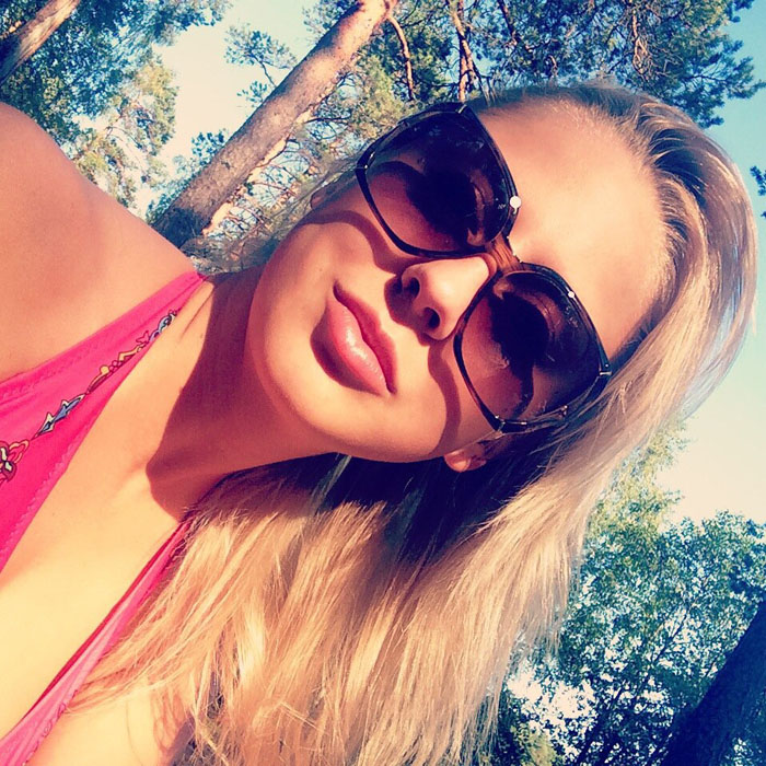 Mandy Dee taking a selfie