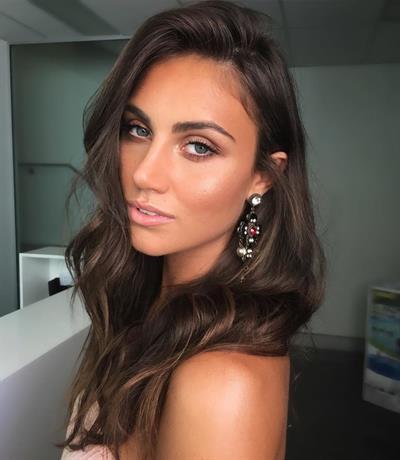 Stephanie Rayner taking a selfie