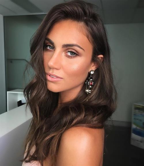 Stephanie Rayner taking a selfie