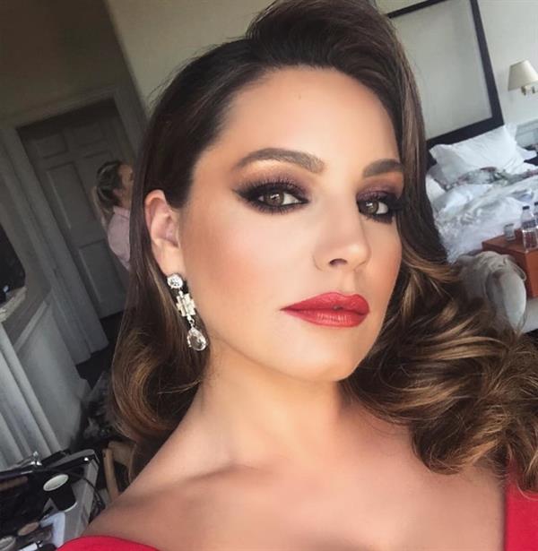 Kelly Brook taking a selfie