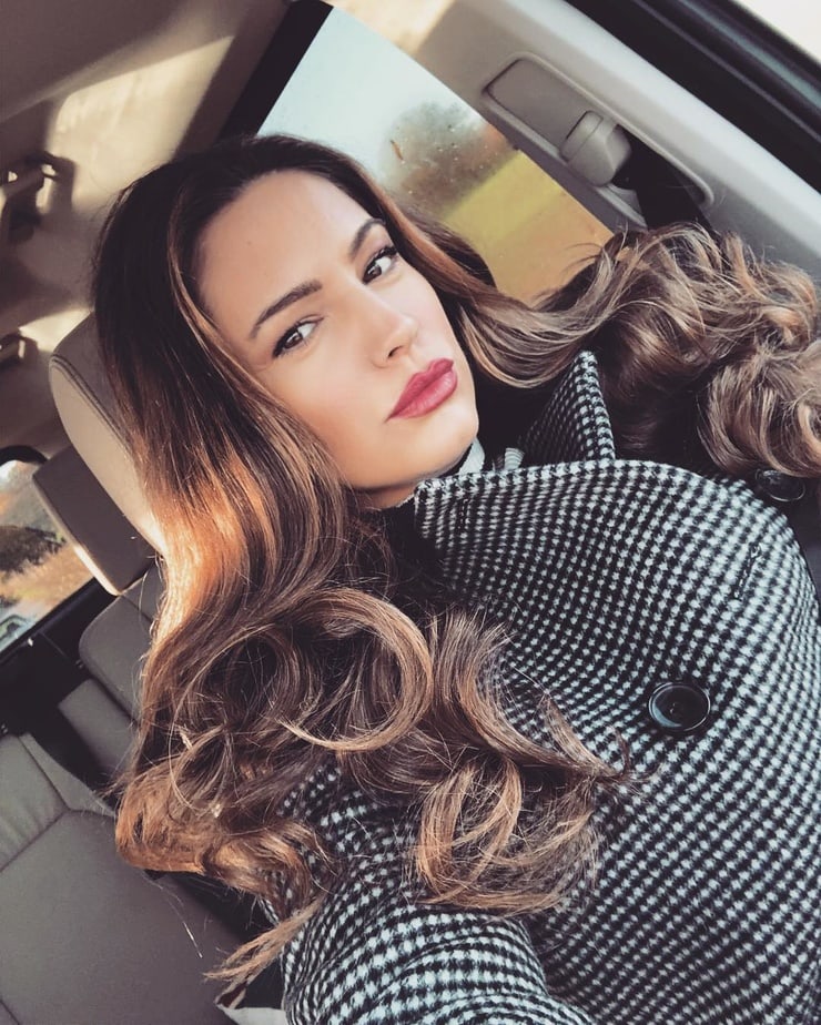 Kelly Brook taking a selfie