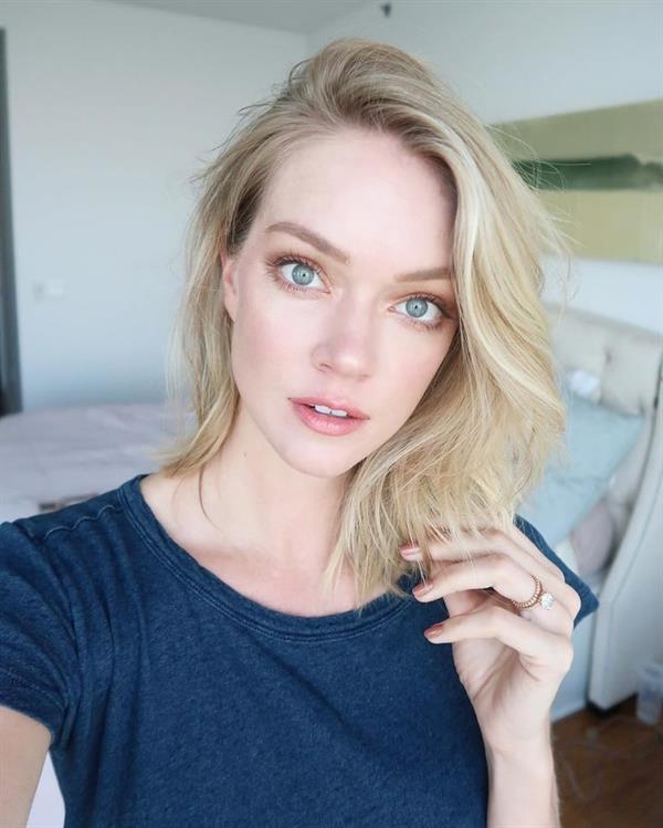 Lindsay Ellingson taking a selfie