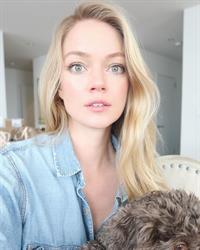 Lindsay Ellingson taking a selfie