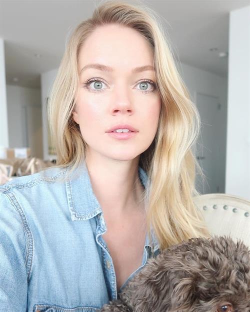 Lindsay Ellingson taking a selfie