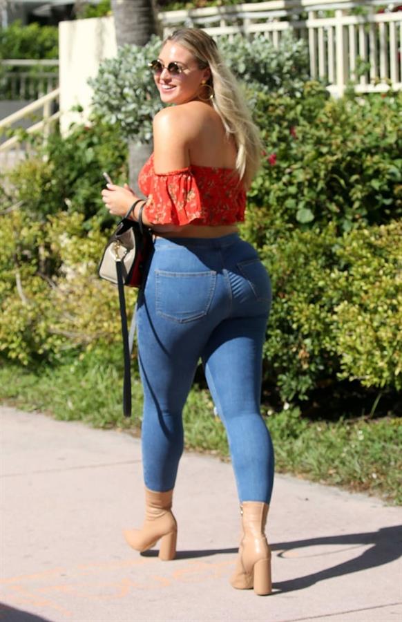 Iskra Lawrence - ass