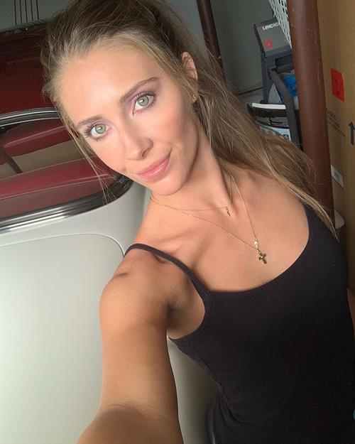 Jenna Compono taking a selfie