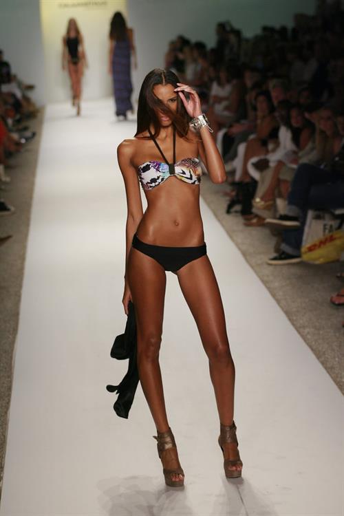 Lays Silva in a bikini