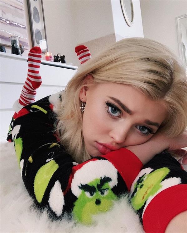 Loren Gray taking a selfie