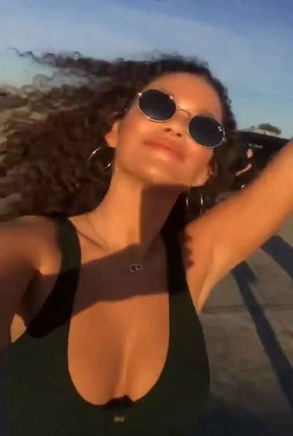 Madison Pettis taking a selfie