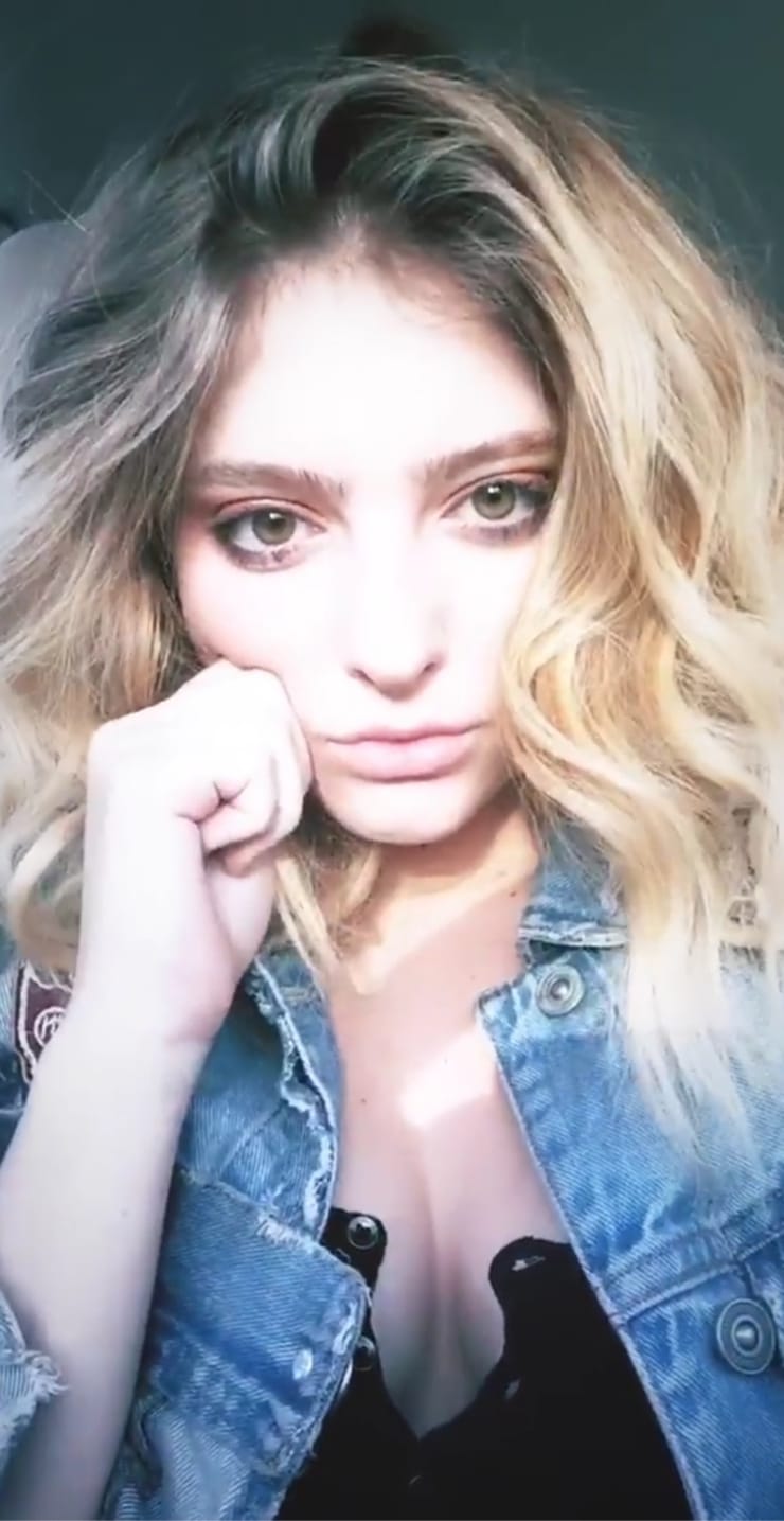 Willow Shields taking a selfie