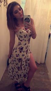 Willow Shields taking a selfie