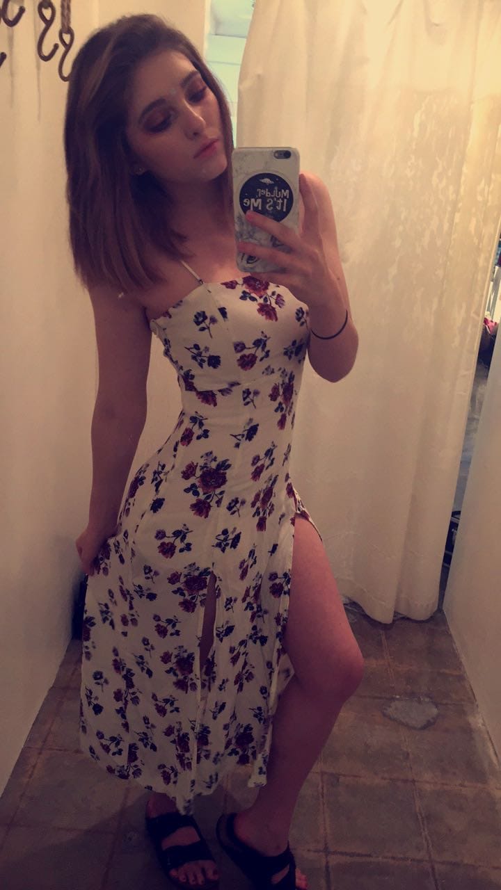 Willow Shields taking a selfie