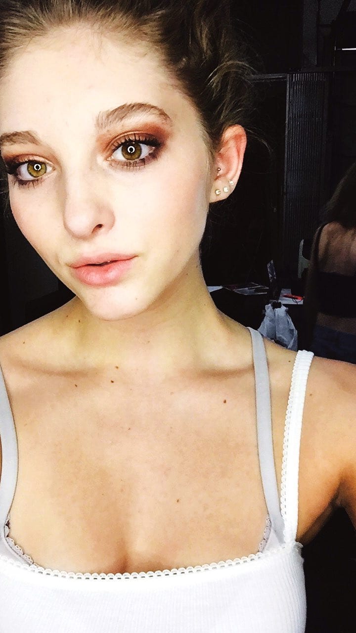 Willow Shields taking a selfie