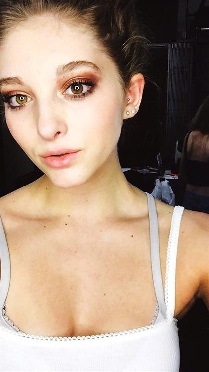 Willow Shields taking a selfie