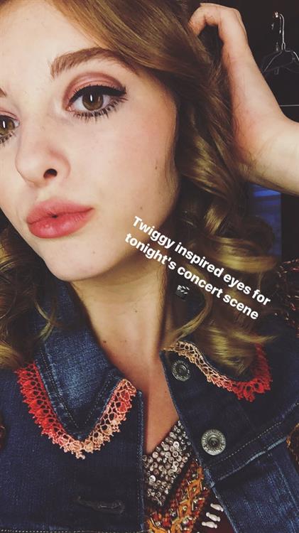 Willow Shields taking a selfie