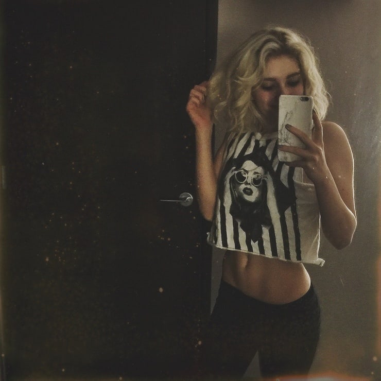 Willow Shields taking a selfie