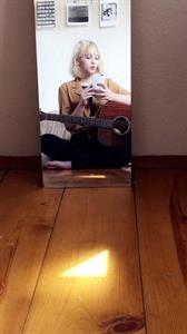 Willow Shields taking a selfie