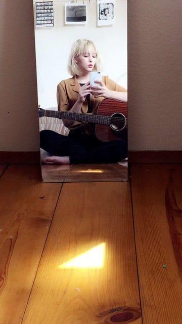 Willow Shields taking a selfie