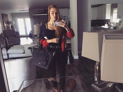 Madison Lintz taking a selfie