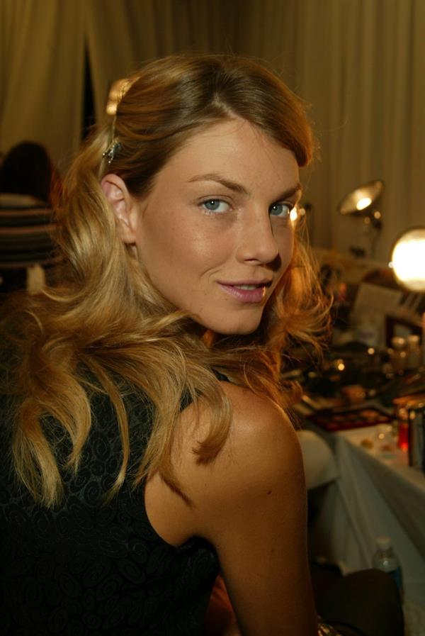 Angela Lindvall