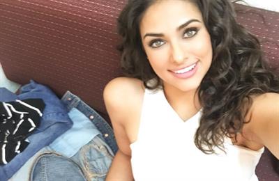 Bárbara Islas taking a selfie