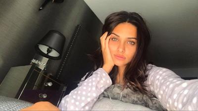 Bárbara Islas taking a selfie