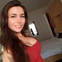 Alinity Divine taking a selfie