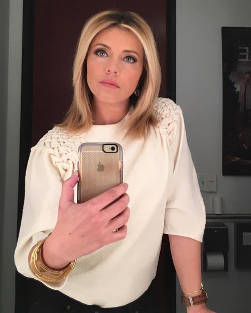 Lauren Sivan taking a selfie