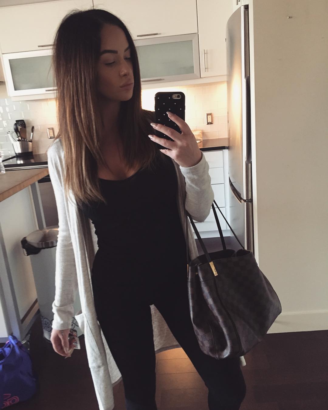 Jessica Wilde taking a selfie