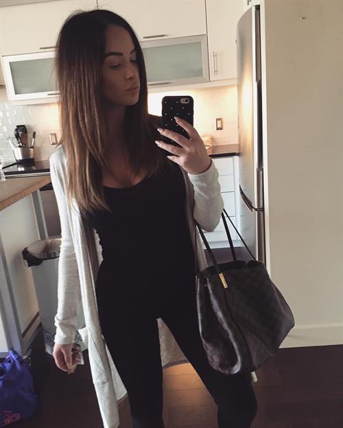 Jessica Wilde taking a selfie