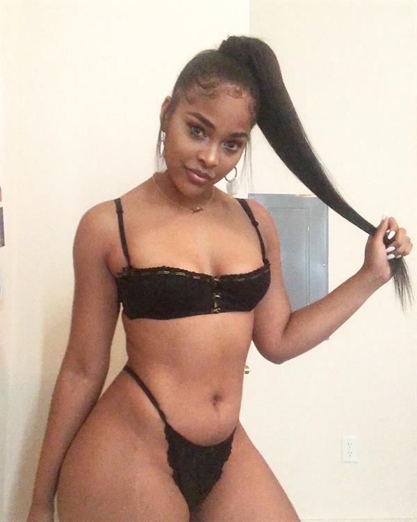 Tiara Yvonne in lingerie