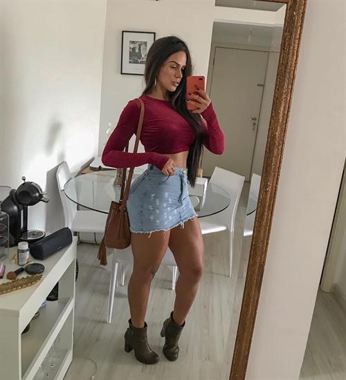 Dai Macedo taking a selfie