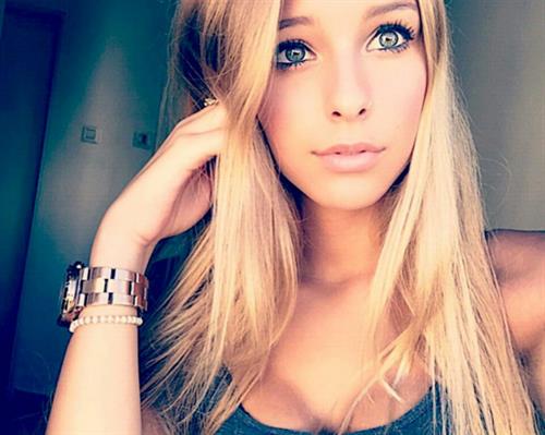 Elisheva Adi taking a selfie