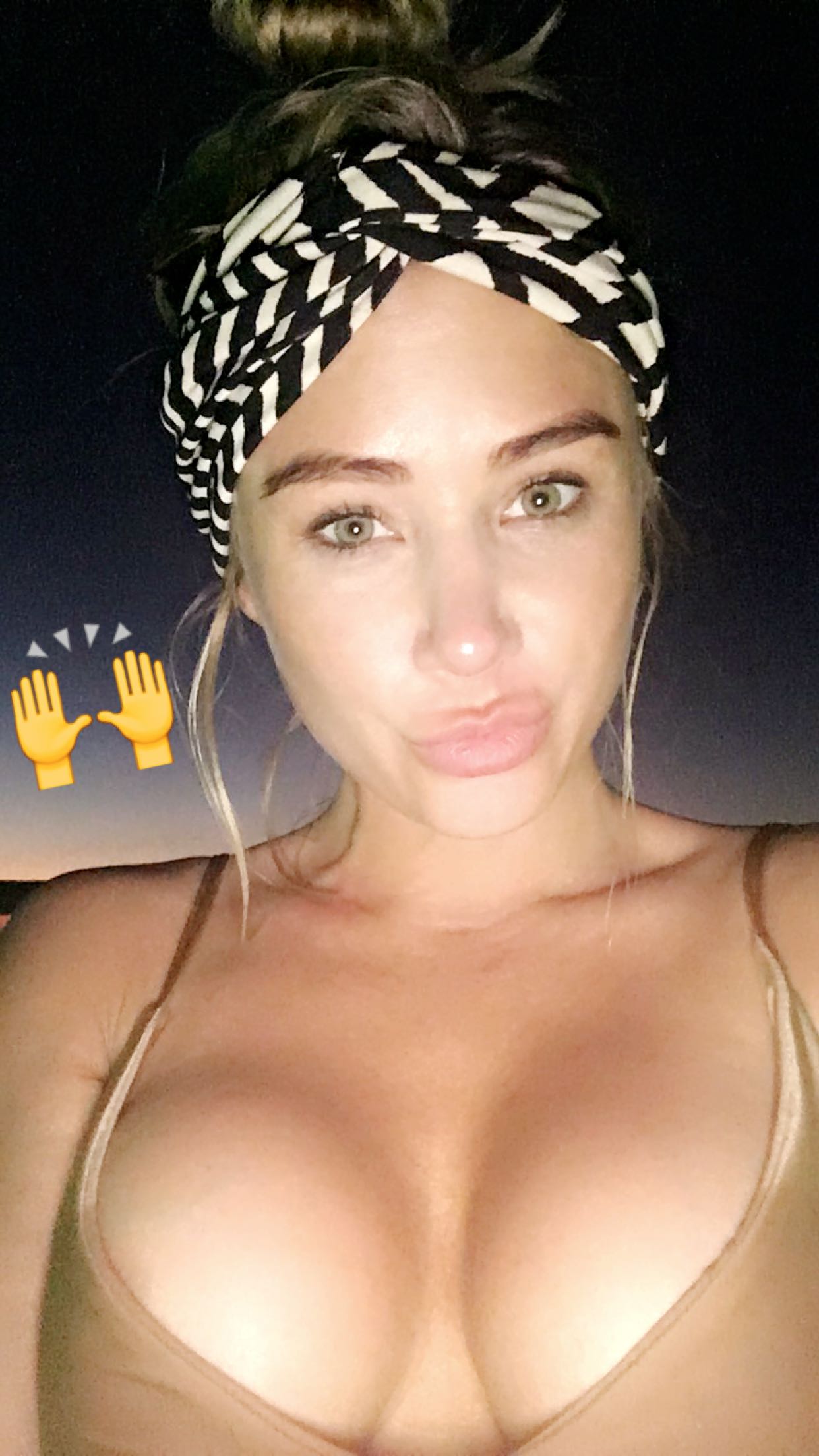 Sara Jean Underwood taking a selfie