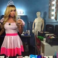 Sara Jean Underwood taking a selfie