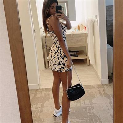 Júlia Muniz taking a selfie